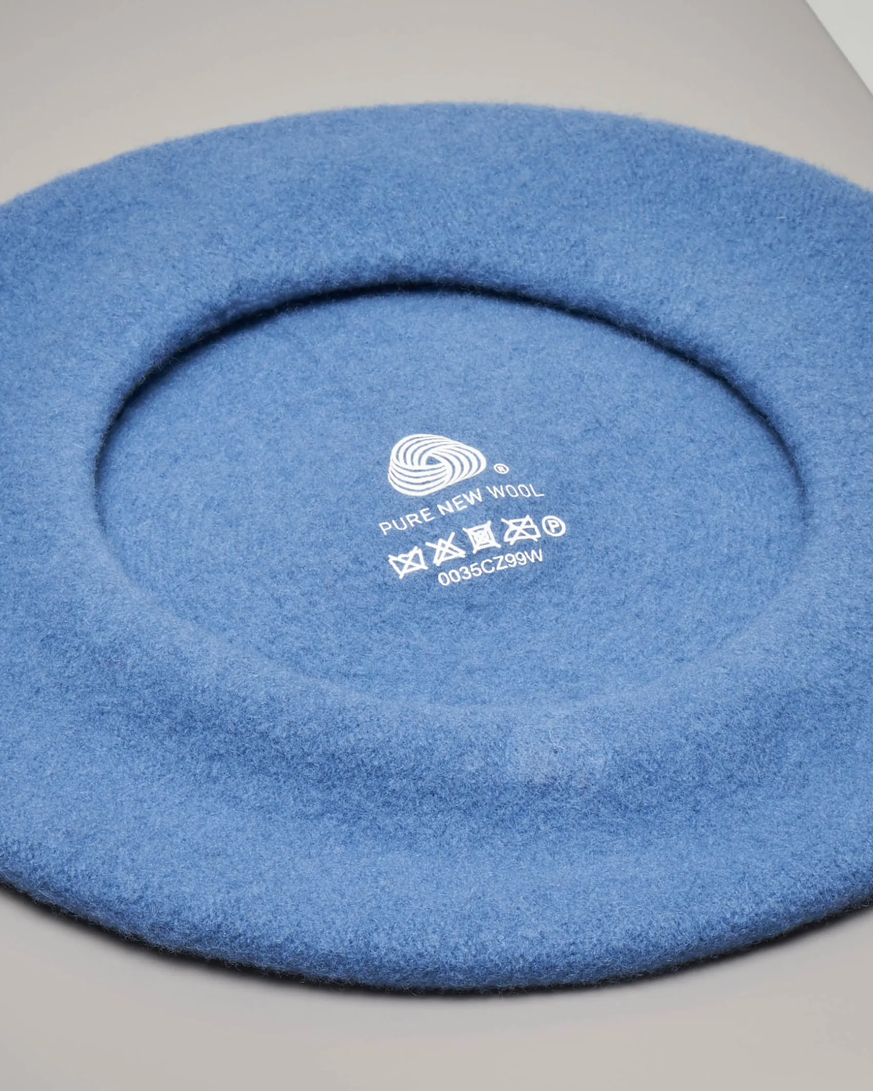 Basco color azzurro polvere in feltro di pura lana