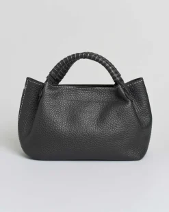 Bauletto nero Visonà in pelle martellata con manico intrecciato