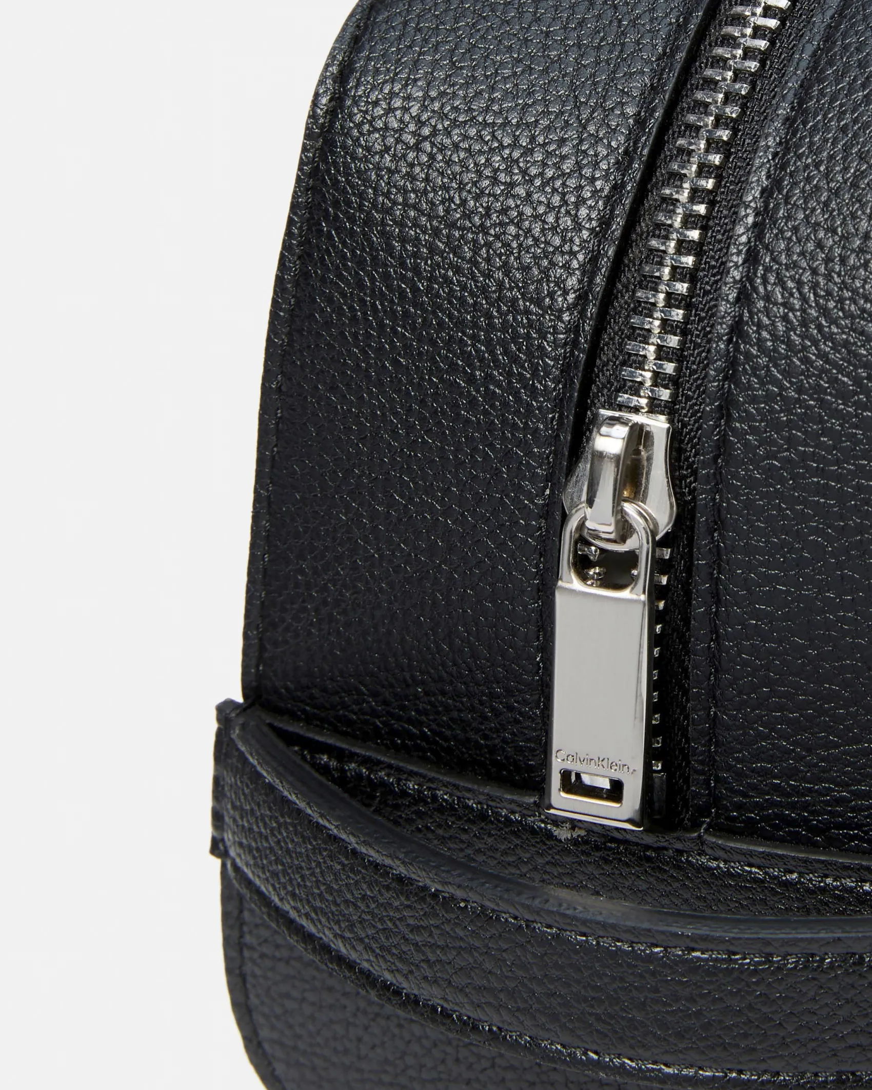 Beauty case Calvin Klein Jeans nero in similpelle martellata con logo in rilievo