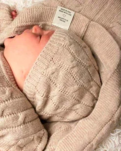 Berrettino a trecce beige in lana merino ultrafine