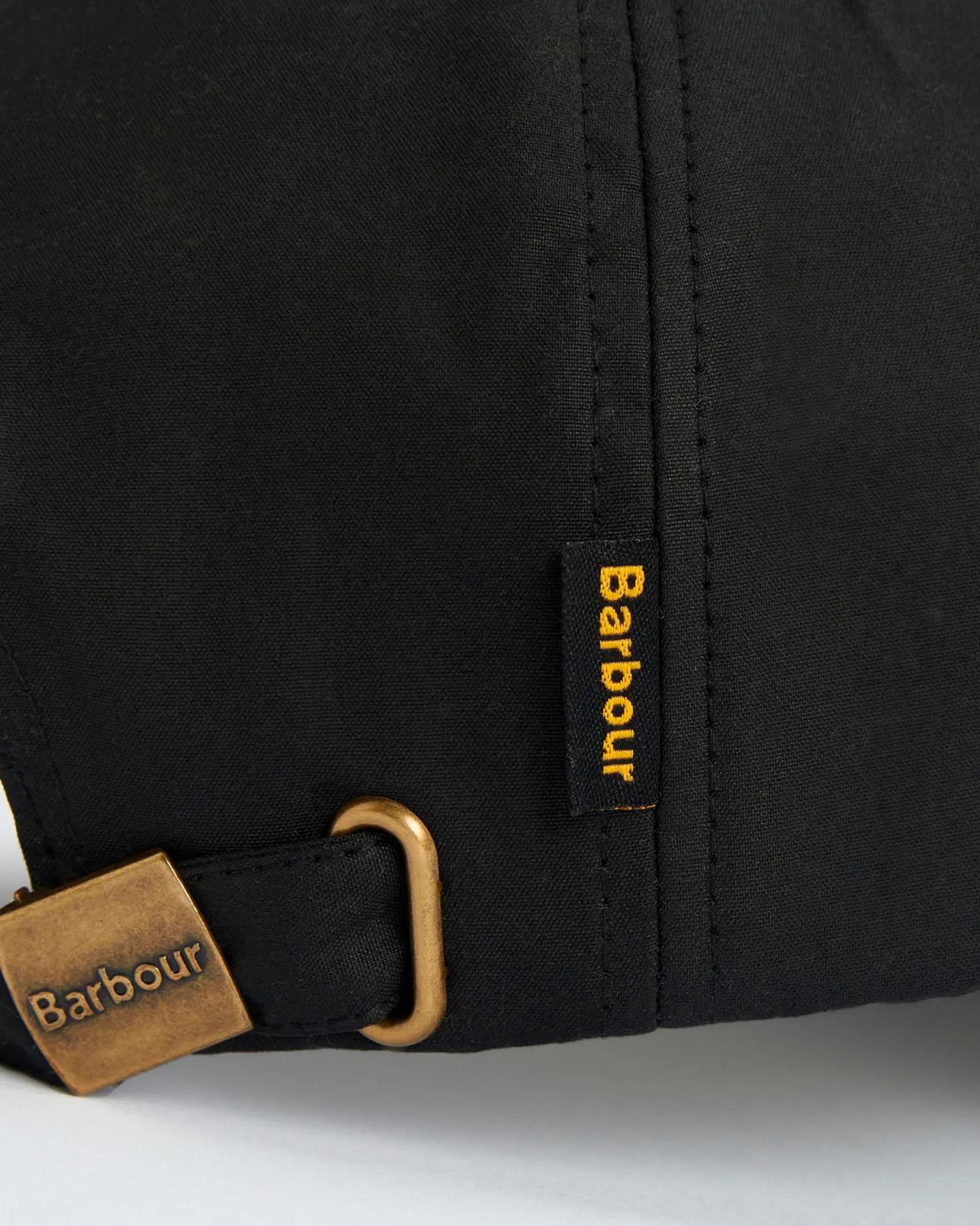 Berretto Barbour nero in cotone cerato con frontino