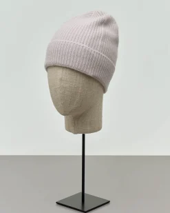 Berretto color gesso in puro cashmere lavorato a coste con risvolto