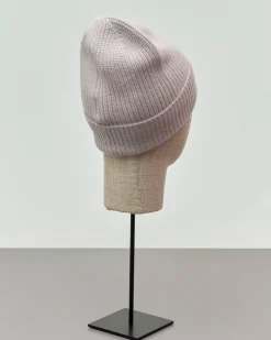 Berretto color gesso in puro cashmere lavorato a coste con risvolto
