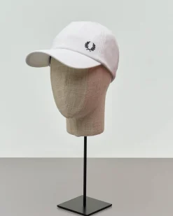 Berretto Fred Perry bianco in piquè di cotone con frontino e logo corona d'alloro ricamato