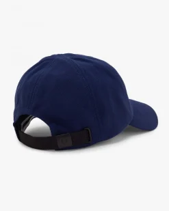 Berretto Fred Perry blu in piquè di cotone con frontino e logo corona d'alloro ricamato