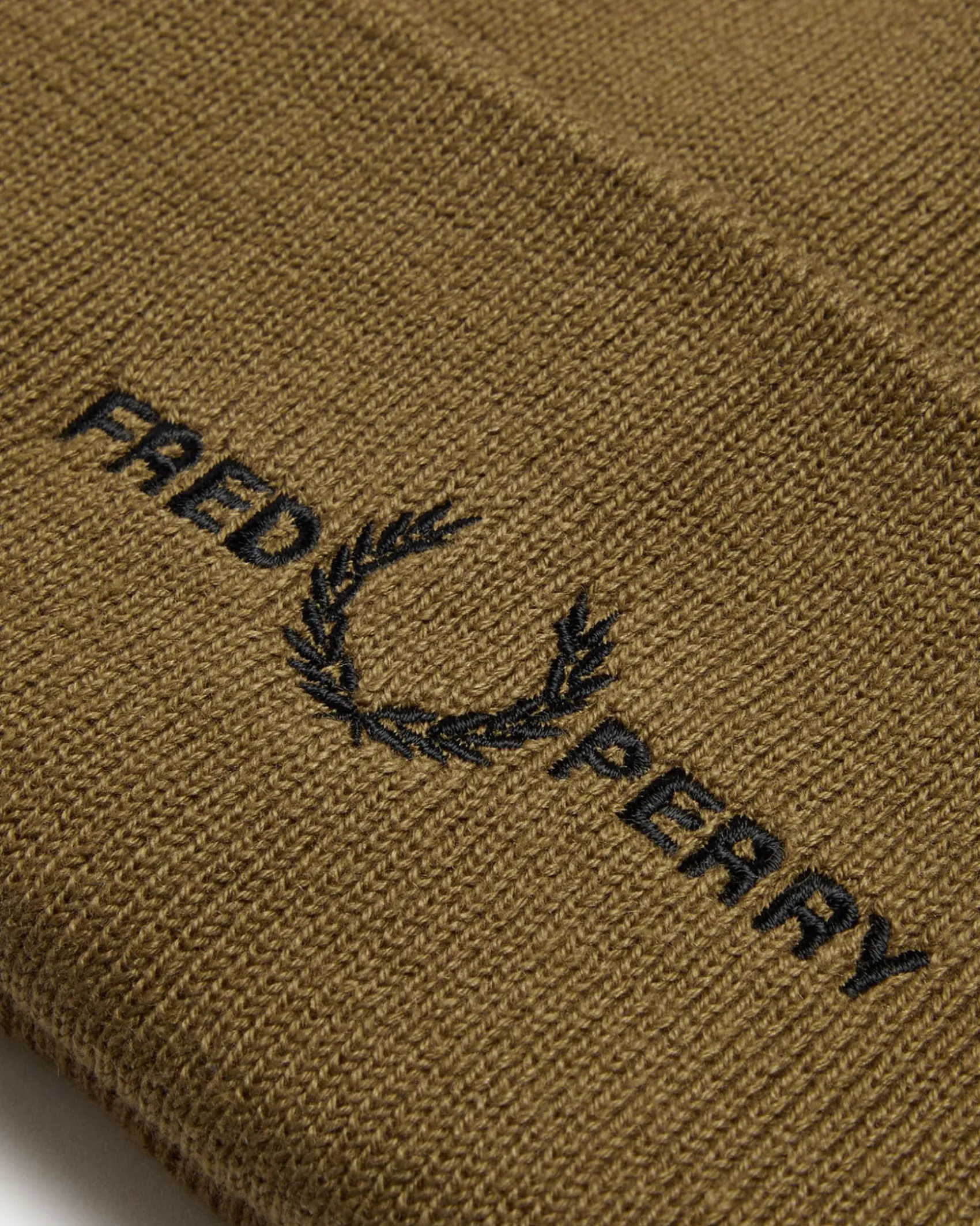 Berretto Fred Perry color caramello in misto lana e cotone con risvolto e logo ricamato