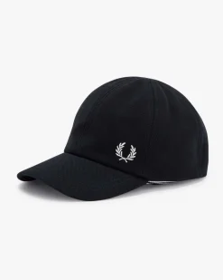 Berretto Fred Perry nero in piquè di cotone con frontino e logo corona d'alloro ricamato