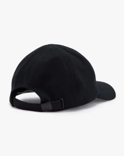 Berretto Fred Perry nero in piquè di cotone con frontino e logo corona d'alloro ricamato