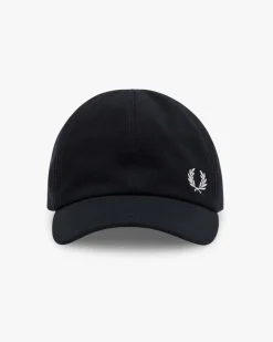 Berretto Fred Perry nero in piquè di cotone con frontino e logo corona d'alloro ricamato