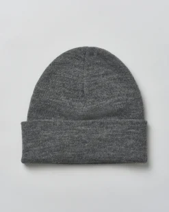 Berretto Levi's grigio con risvolto e piccola etichetta rossa porta logo