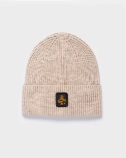 Berretto Refrigiwear beige lavorato a costine con risvolto e patch porta logo