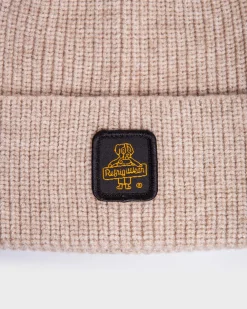 Berretto Refrigiwear beige lavorato a costine con risvolto e patch porta logo