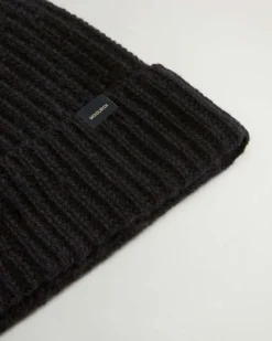 Berretto Woolrich nero a coste in lana merino con risvolto e logo