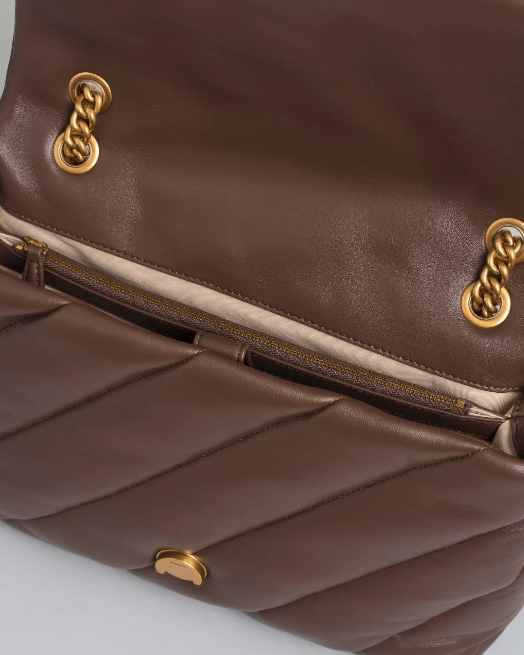 Big Love Bag Puff Maxi Quilt marrone con fibbia Love Birds e tracolla a catena dorata