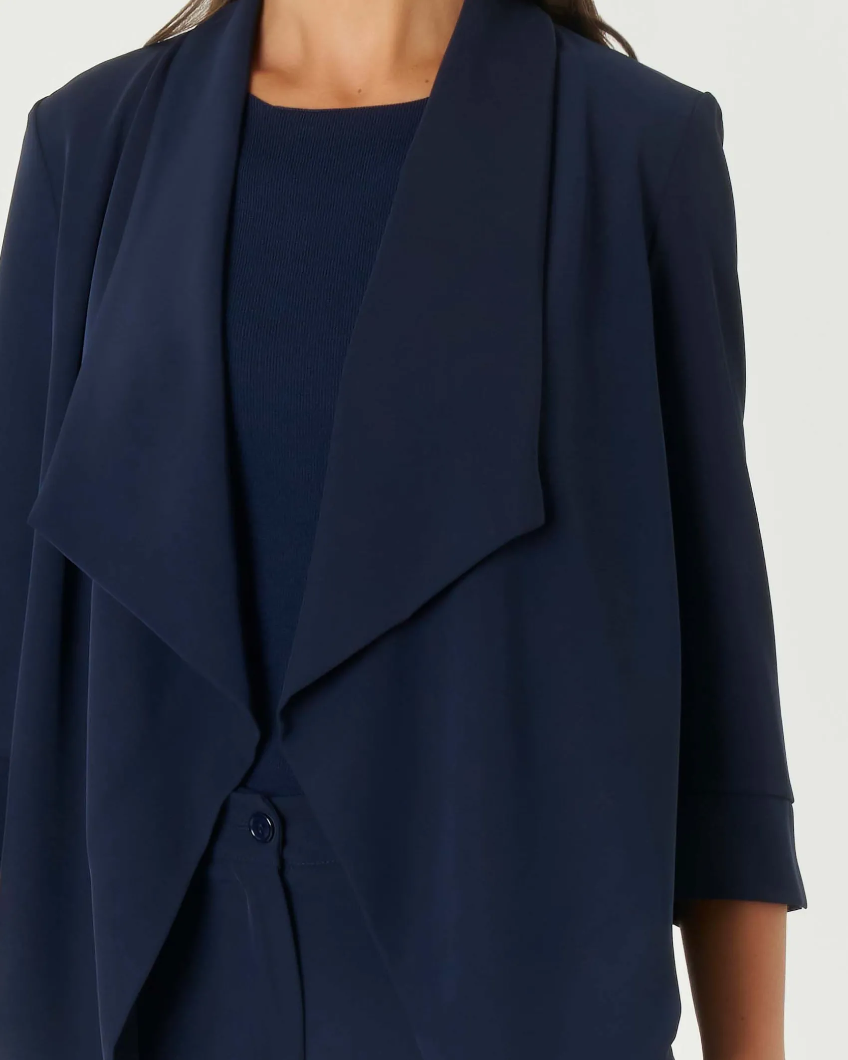 Blazer blu in crêpe con scollo sciallato e maniche tre quarti