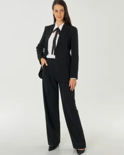 Blazer nero a due bottoni in cady con scollo a rever e tasche con patta