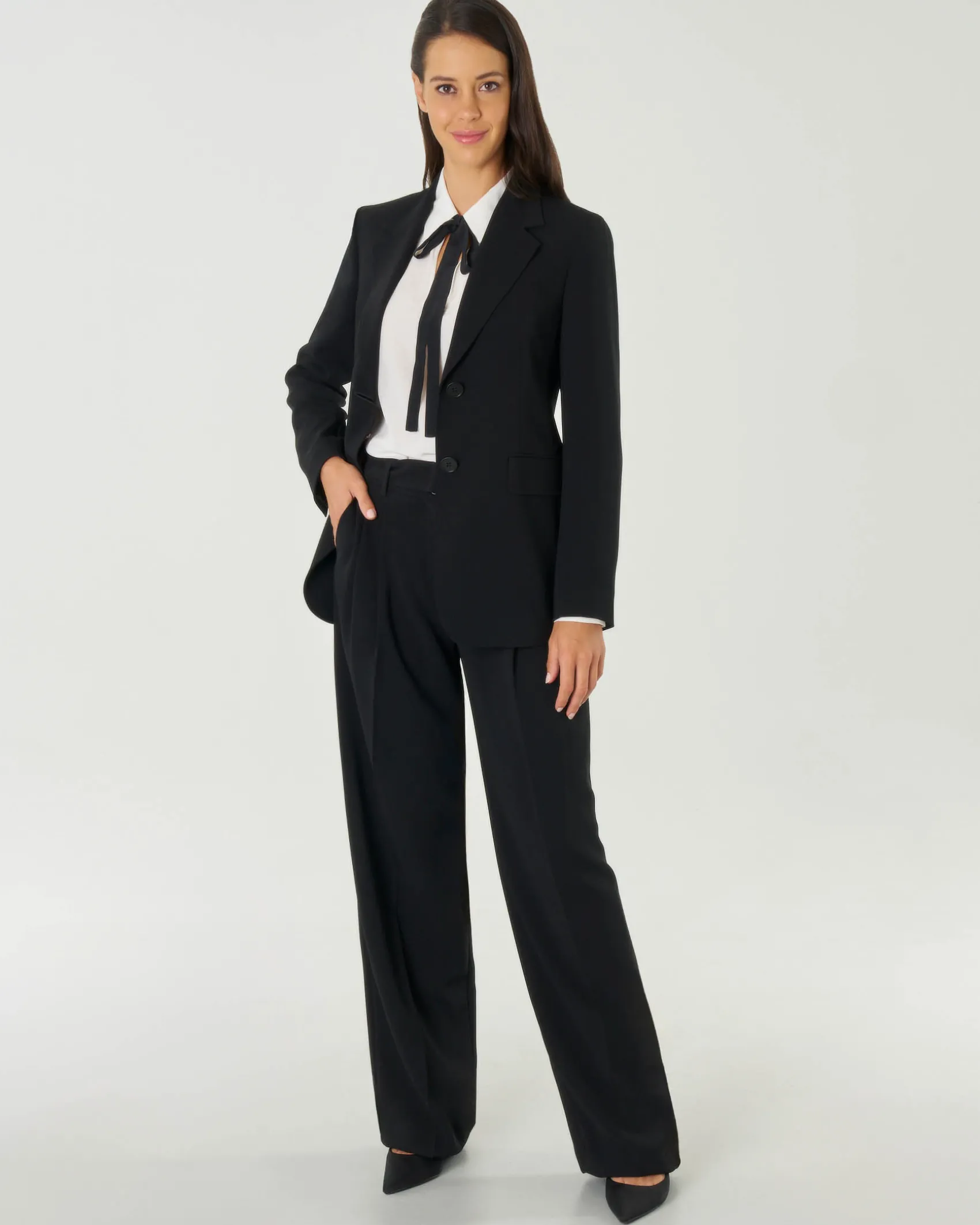 Blazer nero a due bottoni in cady con scollo a rever e tasche con patta