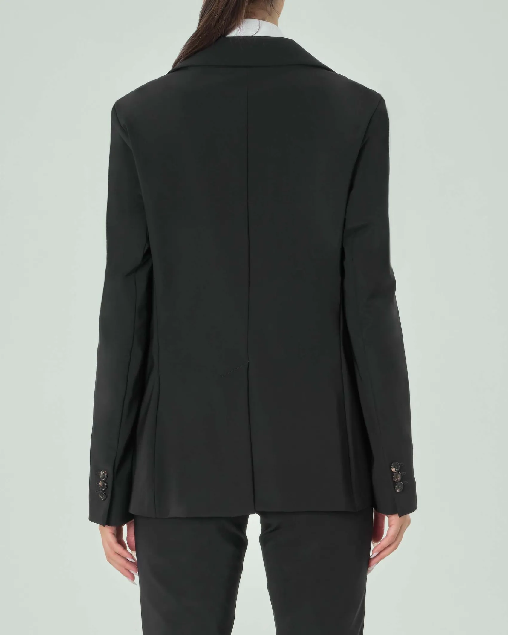 Blazer nero a tre bottoin in tessuto tecnico opaco con scollo a rever
