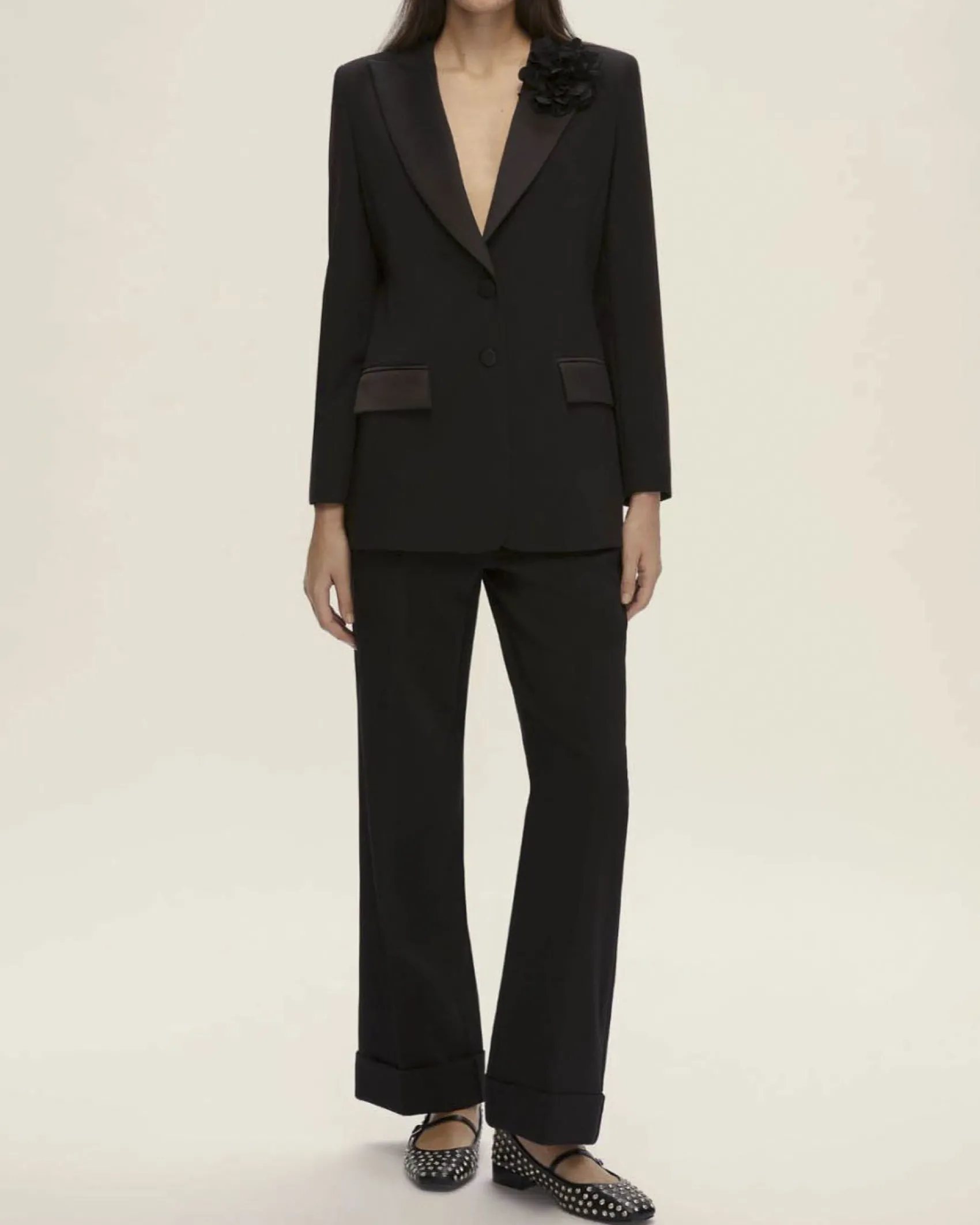 Blazer nero Emme Marella in misto viscosa stretch con spilla a fiore e dettagli in satin