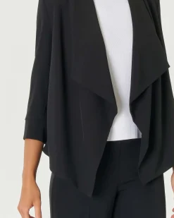 Blazer nero in crêpe con scollo sciallato e maniche tre quarti