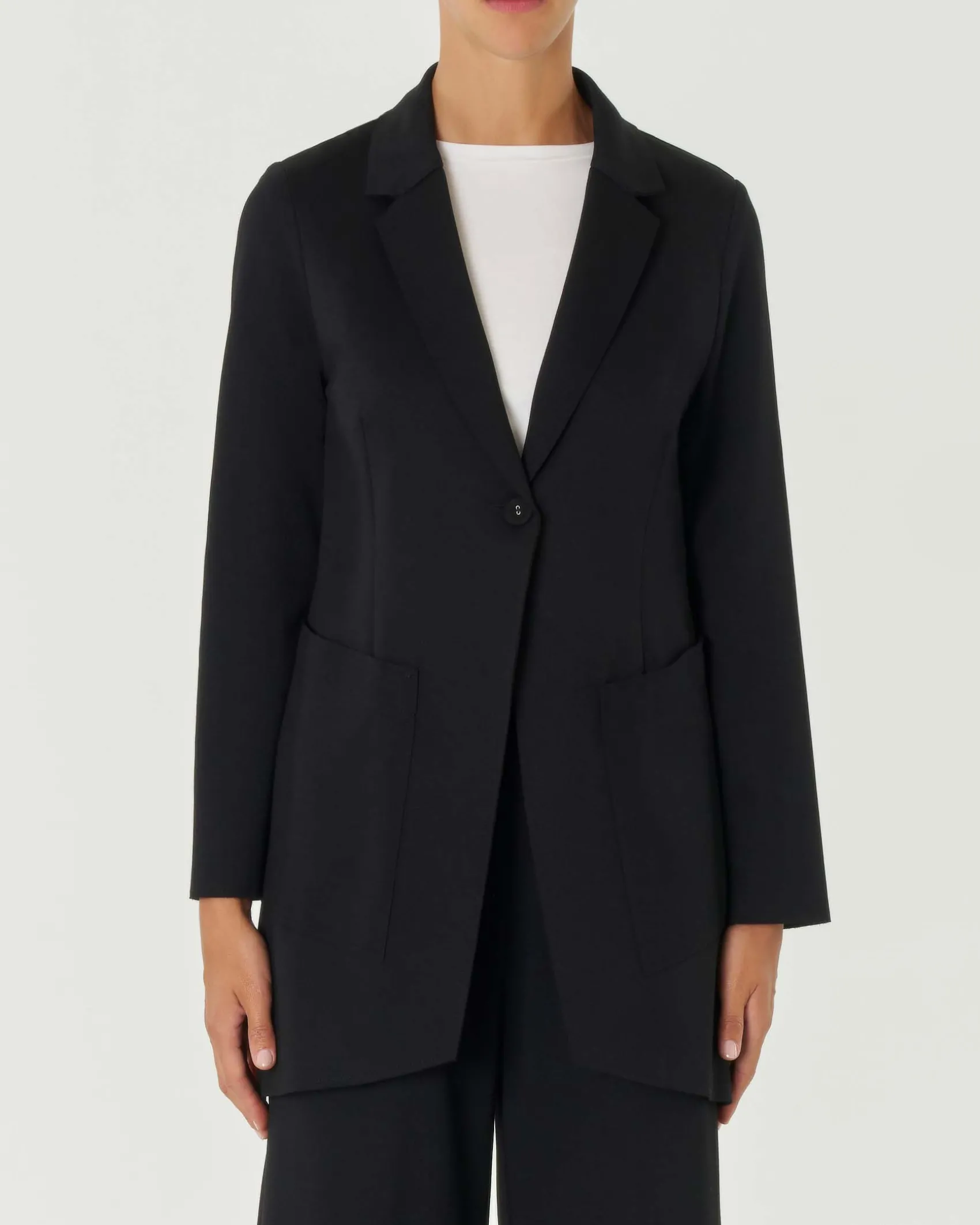 Blazer nero midi in tricotina di misto viscosa con fondo asimmetrico stondato