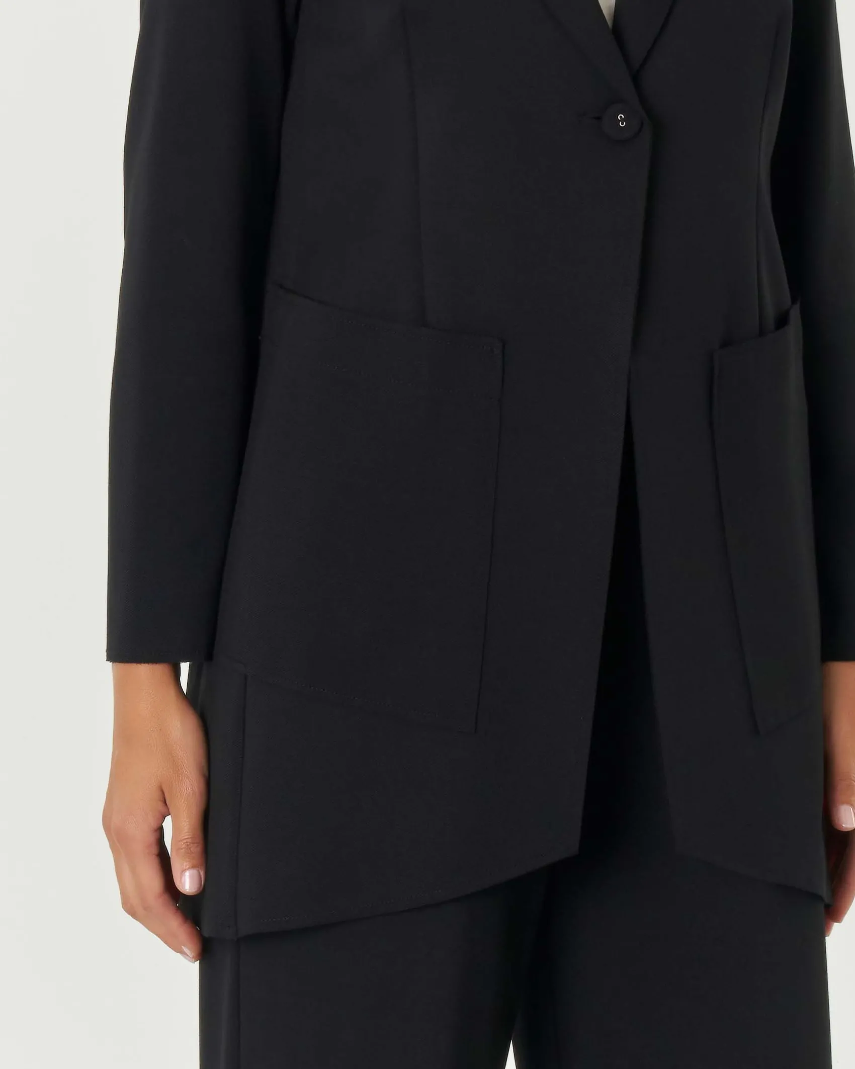 Blazer nero midi in tricotina di misto viscosa con fondo asimmetrico stondato