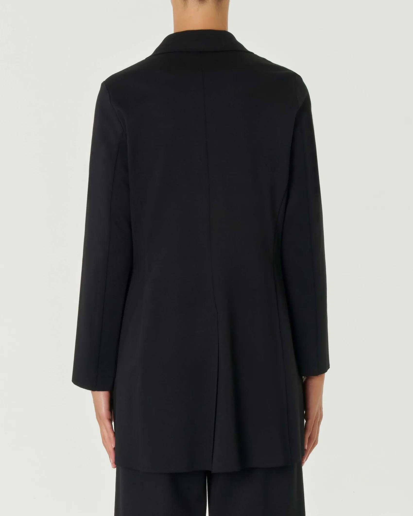Blazer nero midi in tricotina di misto viscosa con fondo asimmetrico stondato