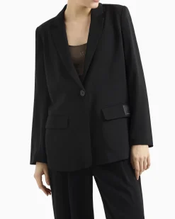 Blazer nero over a un bottone con patch logo cucita tono su tono sulla patta delle tasche