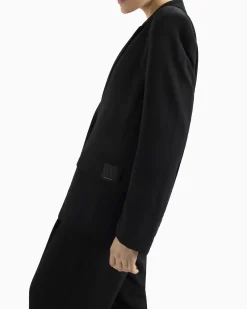 Blazer nero over a un bottone con patch logo cucita tono su tono sulla patta delle tasche
