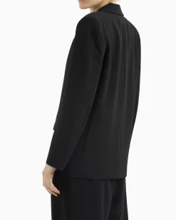 Blazer nero over a un bottone con patch logo cucita tono su tono sulla patta delle tasche