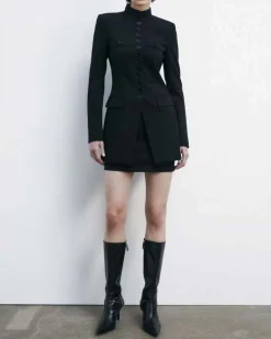 Blazer nero Patrizia Pepe ispirazione officer con collo alto e chiusura a bottoni tono su tono