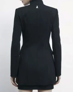 Blazer nero Patrizia Pepe ispirazione officer con collo alto e chiusura a bottoni tono su tono