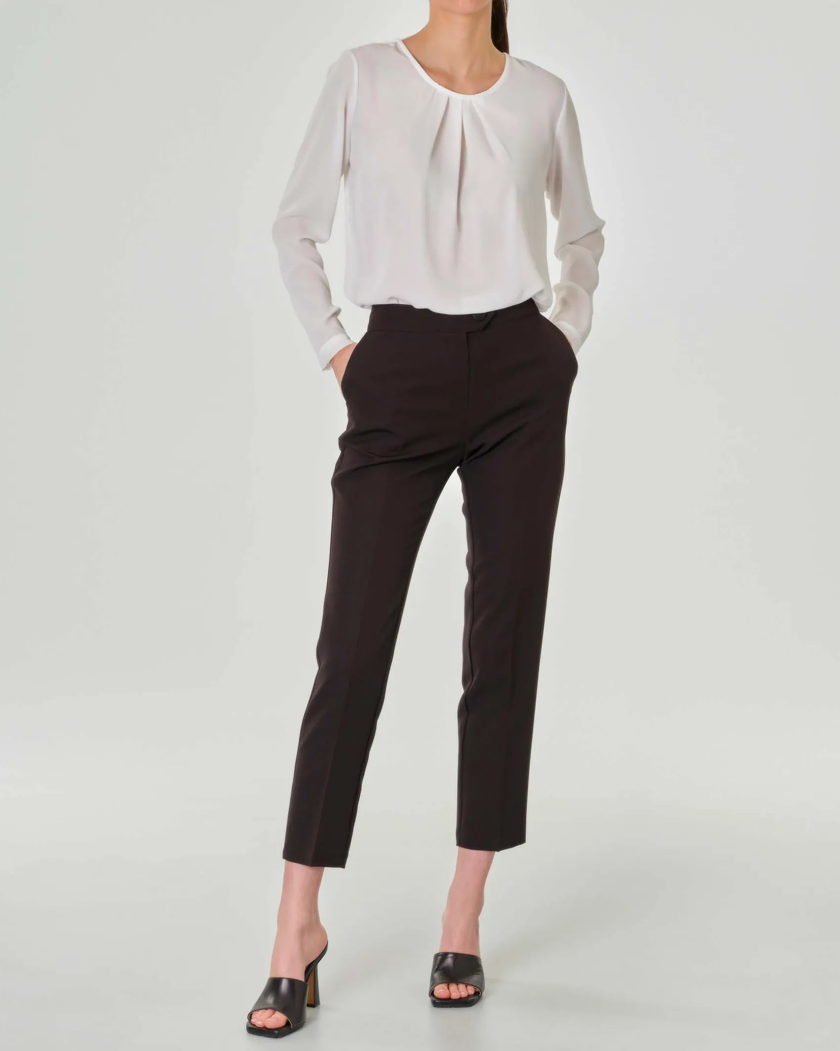 Blusa bianca con pinces sullo scollo tondo e maniche lunghe