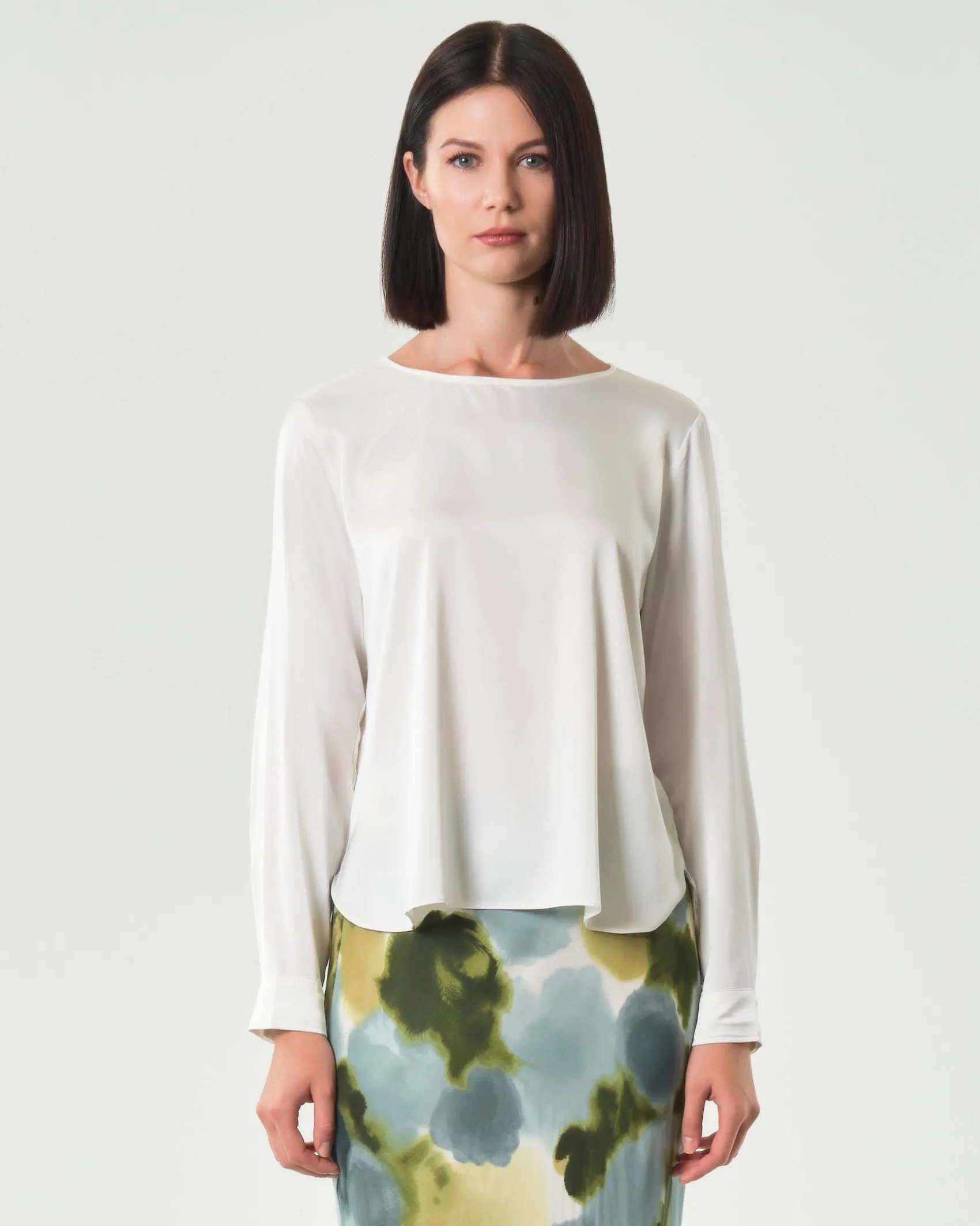 Blusa bianca Emme Marella in satin stretch con scollo ampio tondo