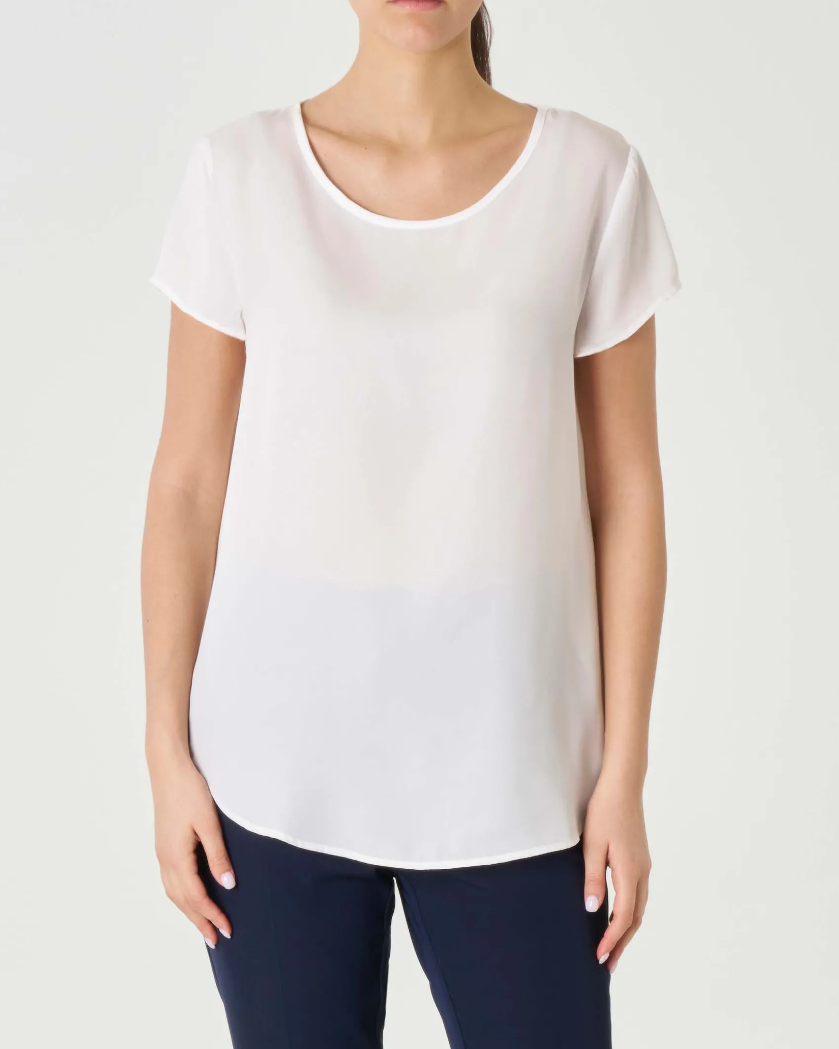 Blusa bianca girocollo a maniche corte con orlo stondato