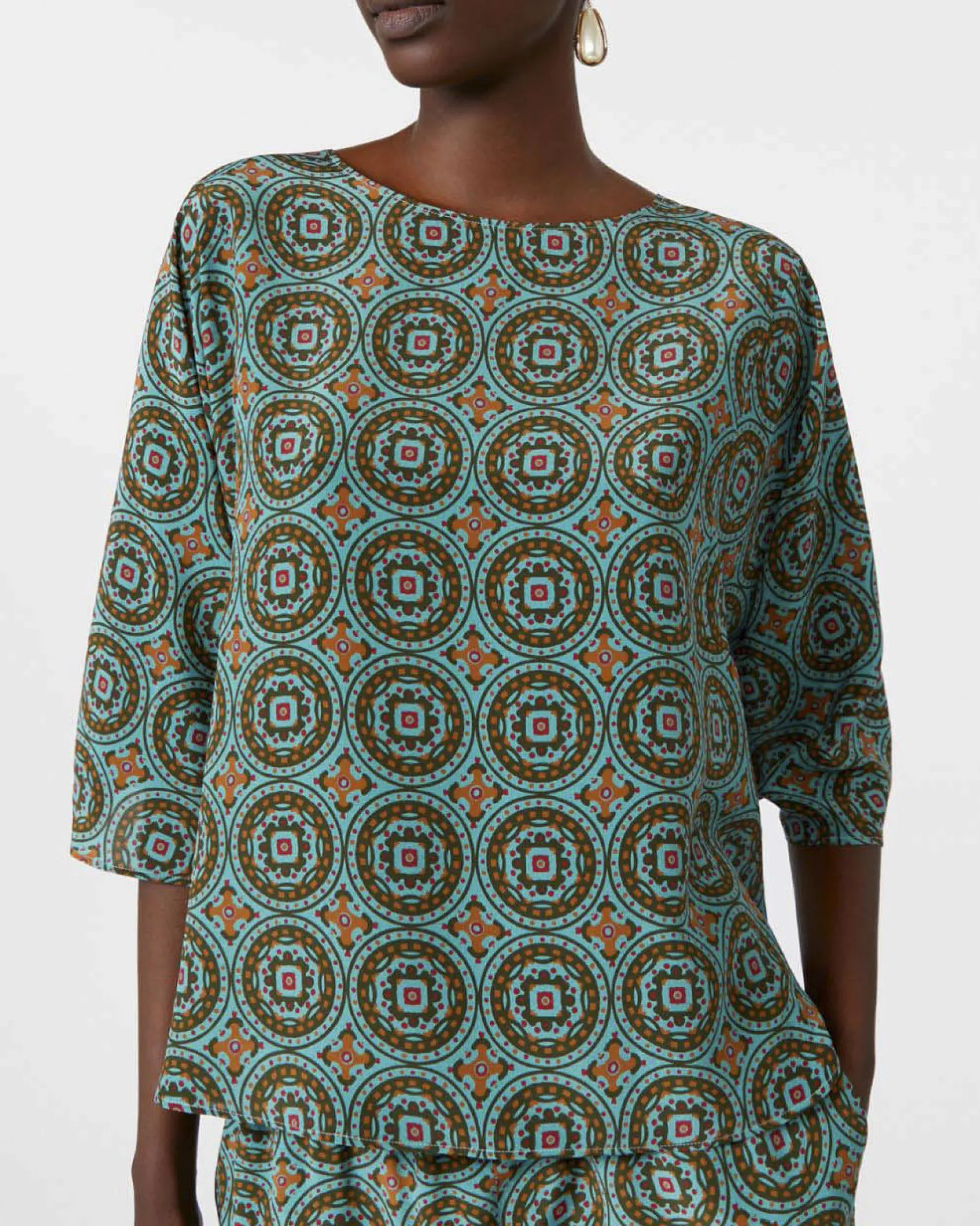 Blusa color acqua Weekend Max Mara a fantasia marrone con fiocchi sulle maniche tre quarti
