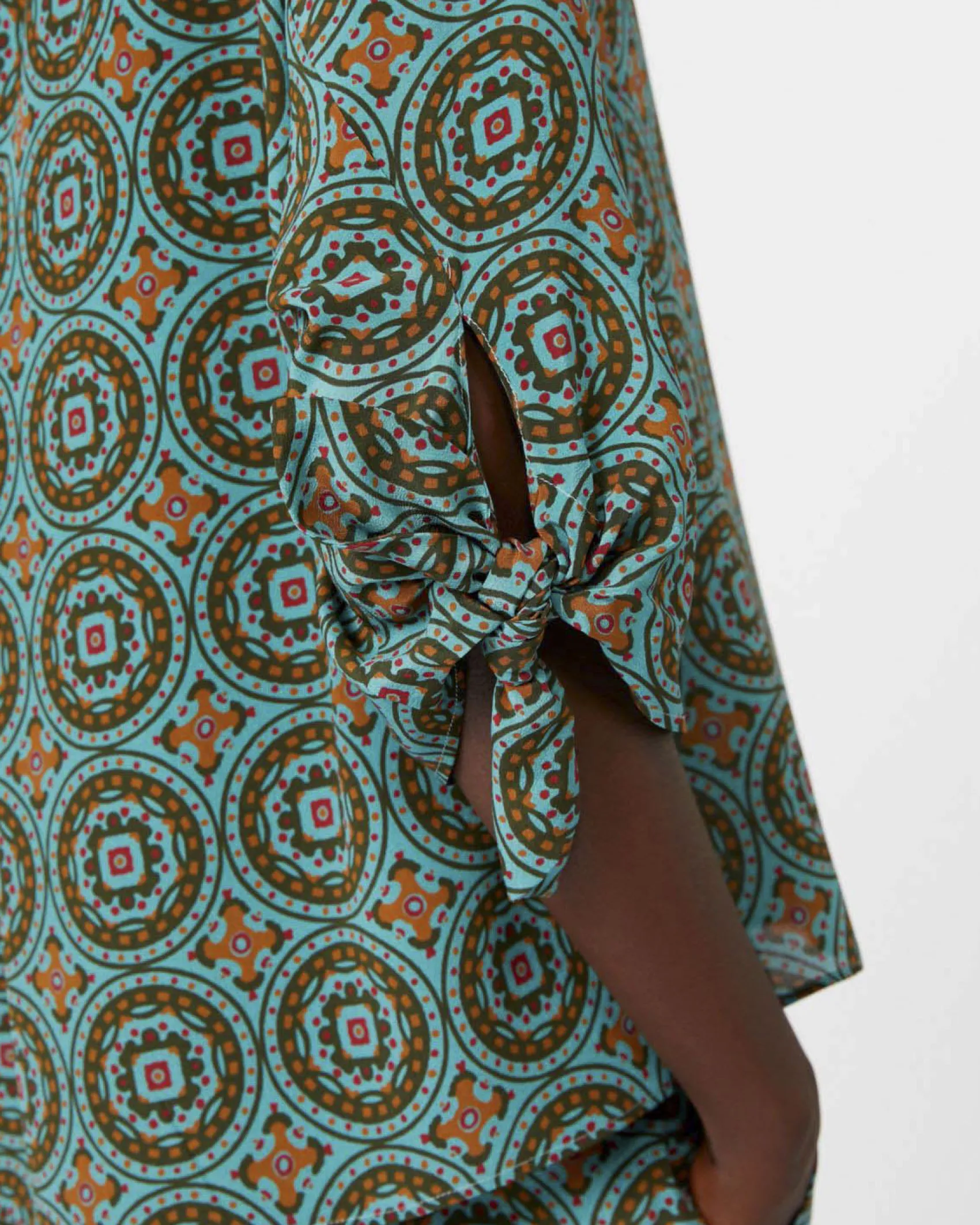 Blusa color acqua Weekend Max Mara a fantasia marrone con fiocchi sulle maniche tre quarti
