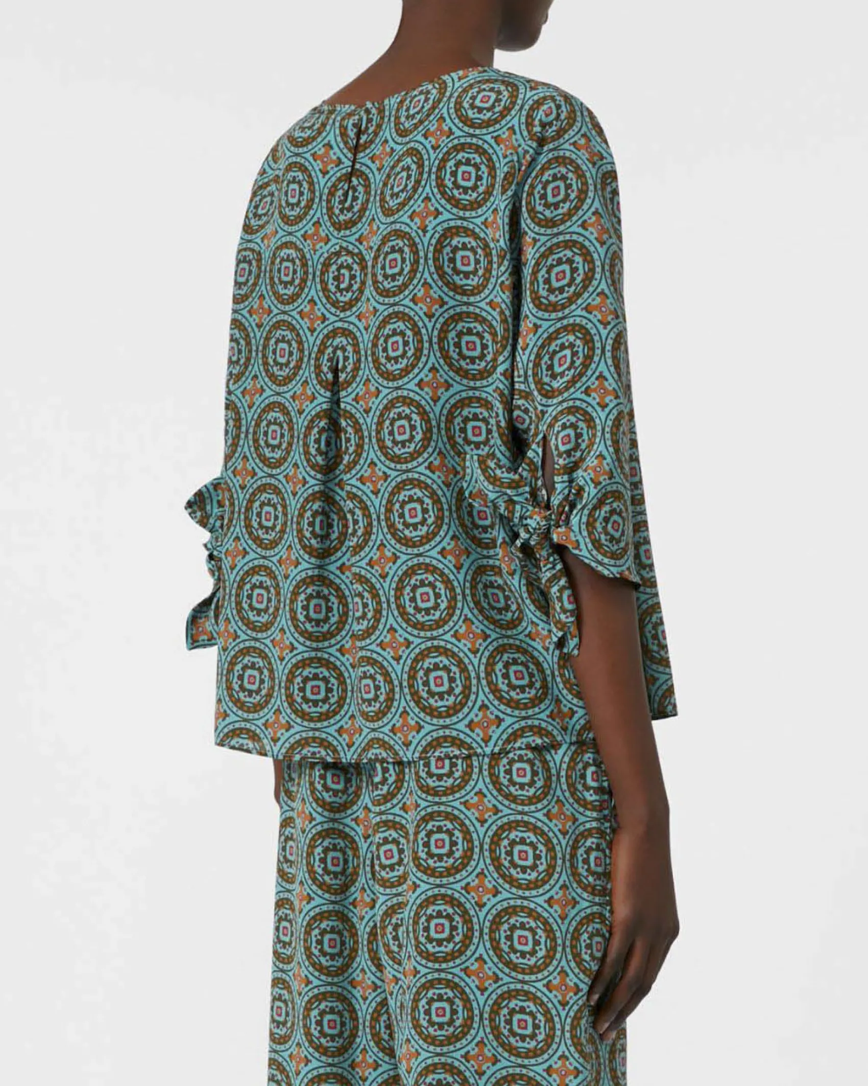 Blusa color acqua Weekend Max Mara a fantasia marrone con fiocchi sulle maniche tre quarti