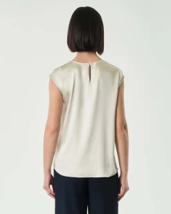 Blusa color avorio in tessuto effetto raso con maniche ad aletta
