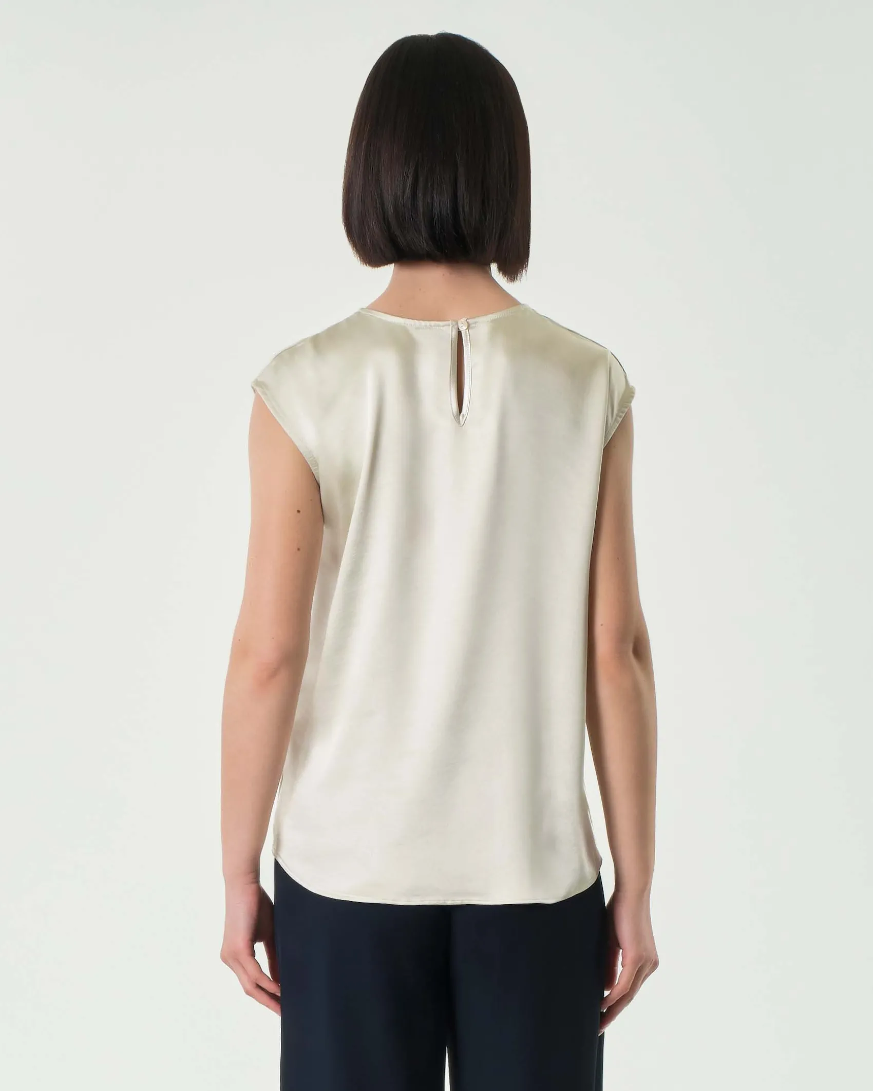 Blusa color avorio in tessuto effetto raso con maniche ad aletta