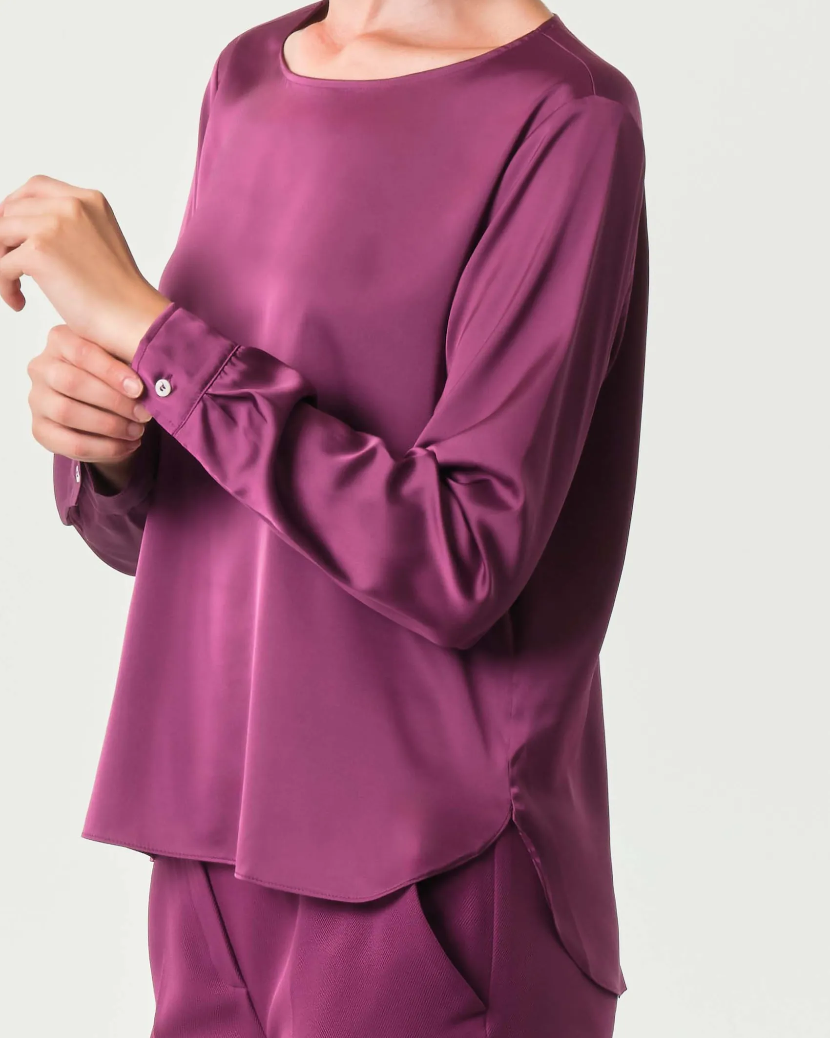 Blusa color ciclamino Emme Marella in satin stretch con scollo ampio tondo