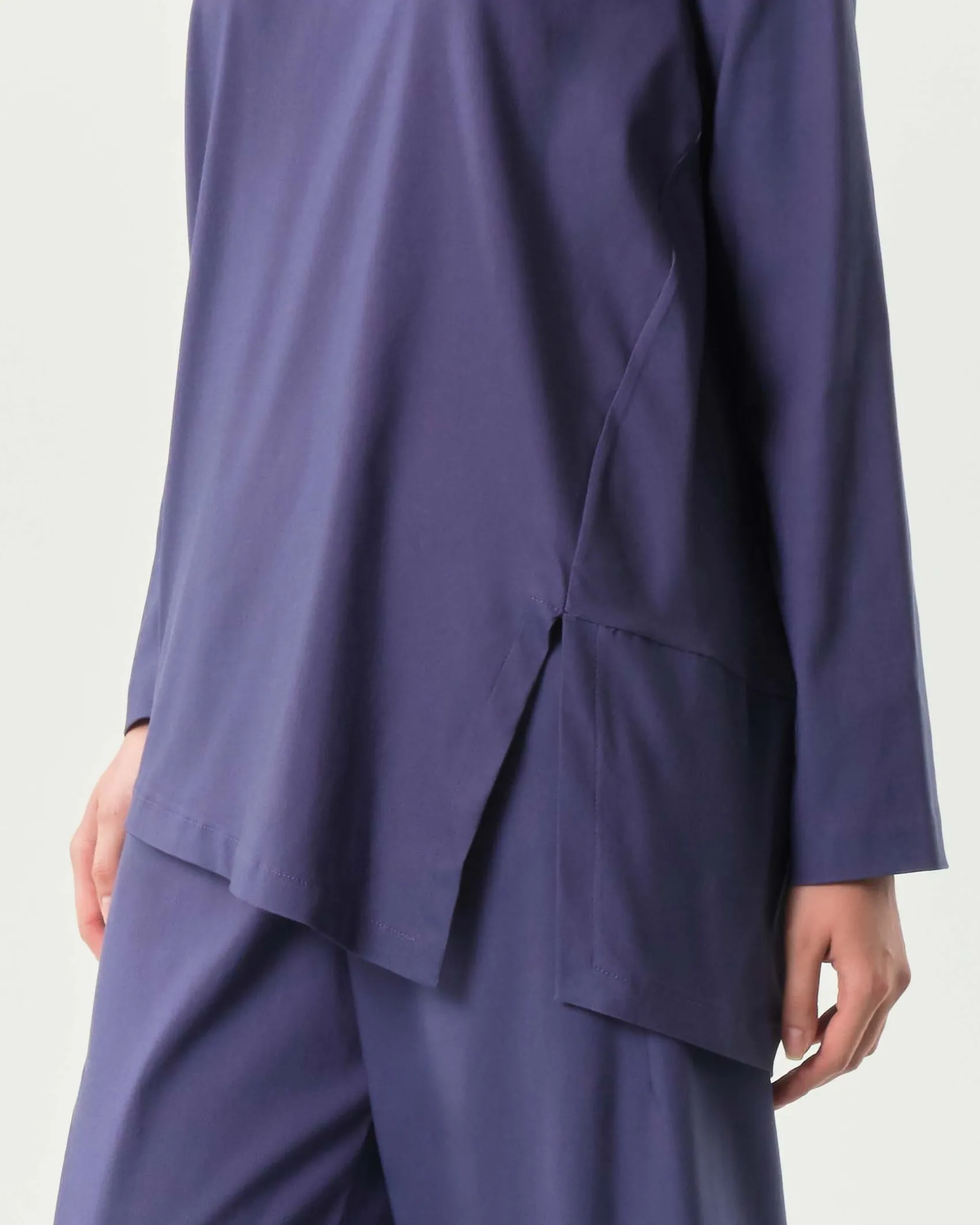 Blusa color malva Jurerê in bengalina di misto viscosa con scollo tondo con fondo asimmetrico e spacco laterale