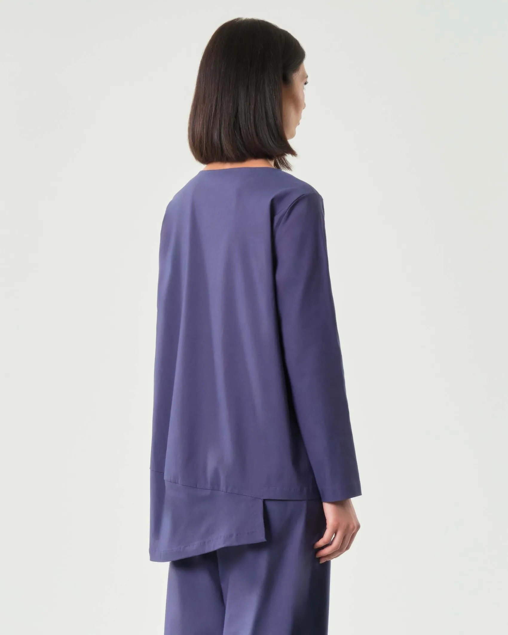 Blusa color malva Jurerê in bengalina di misto viscosa con scollo tondo con fondo asimmetrico e spacco laterale