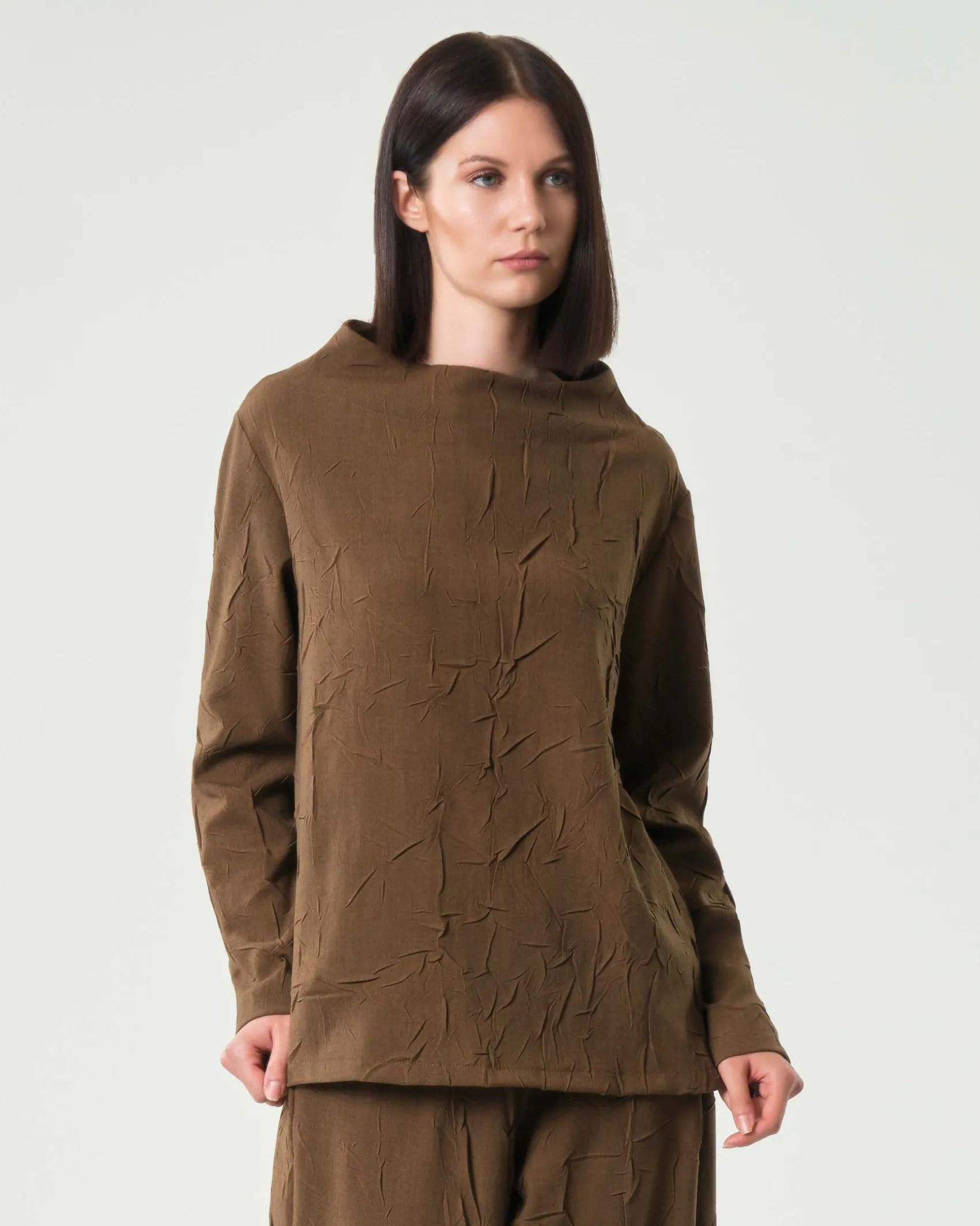 Blusa color noce Jurerê in misto ramiè effetto froissè con collo in piedi a cratere