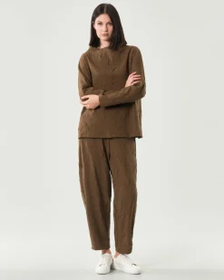 Blusa color noce Jurerê in misto ramiè effetto froissè con collo in piedi a cratere
