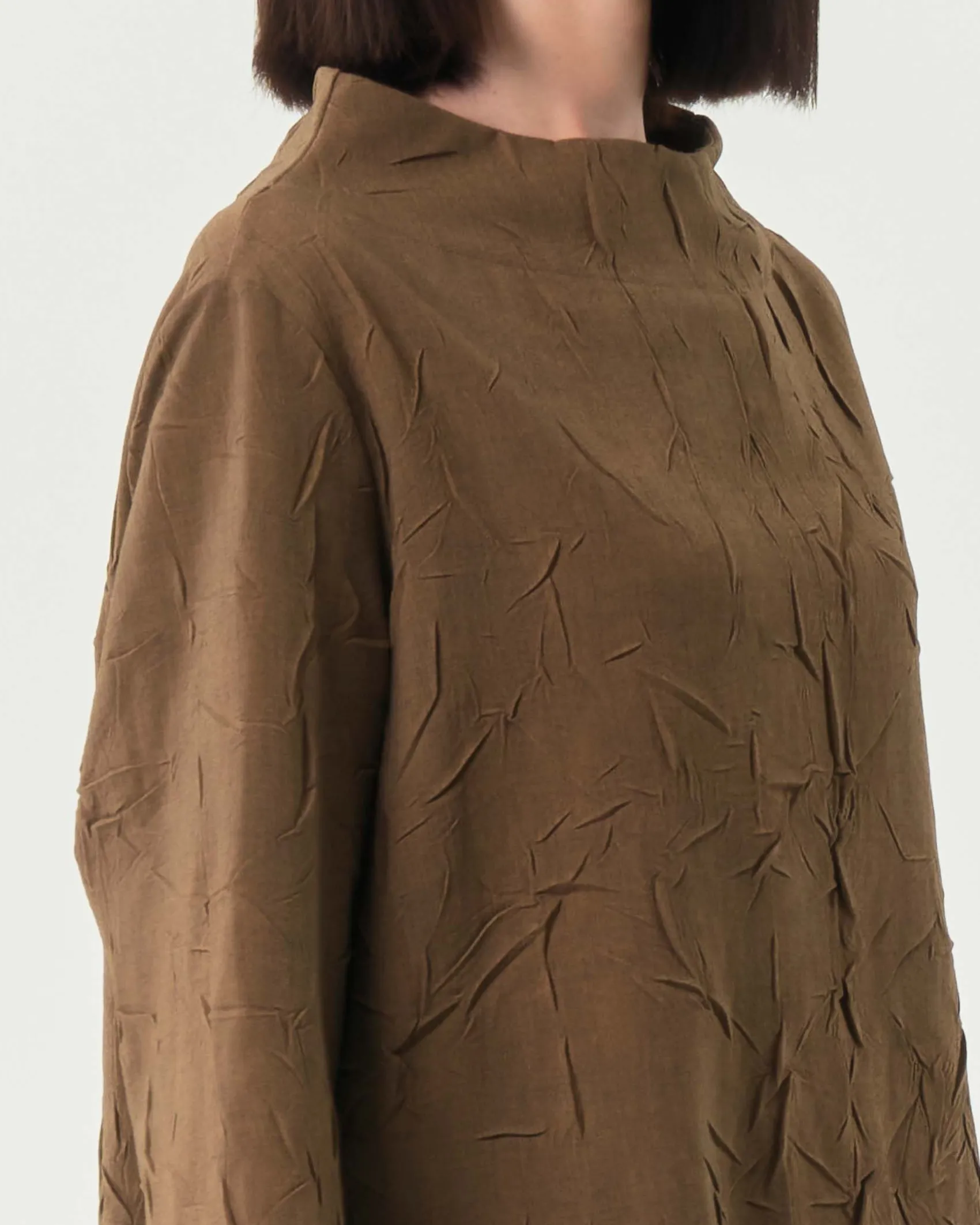 Blusa color noce Jurerê in misto ramiè effetto froissè con collo in piedi a cratere