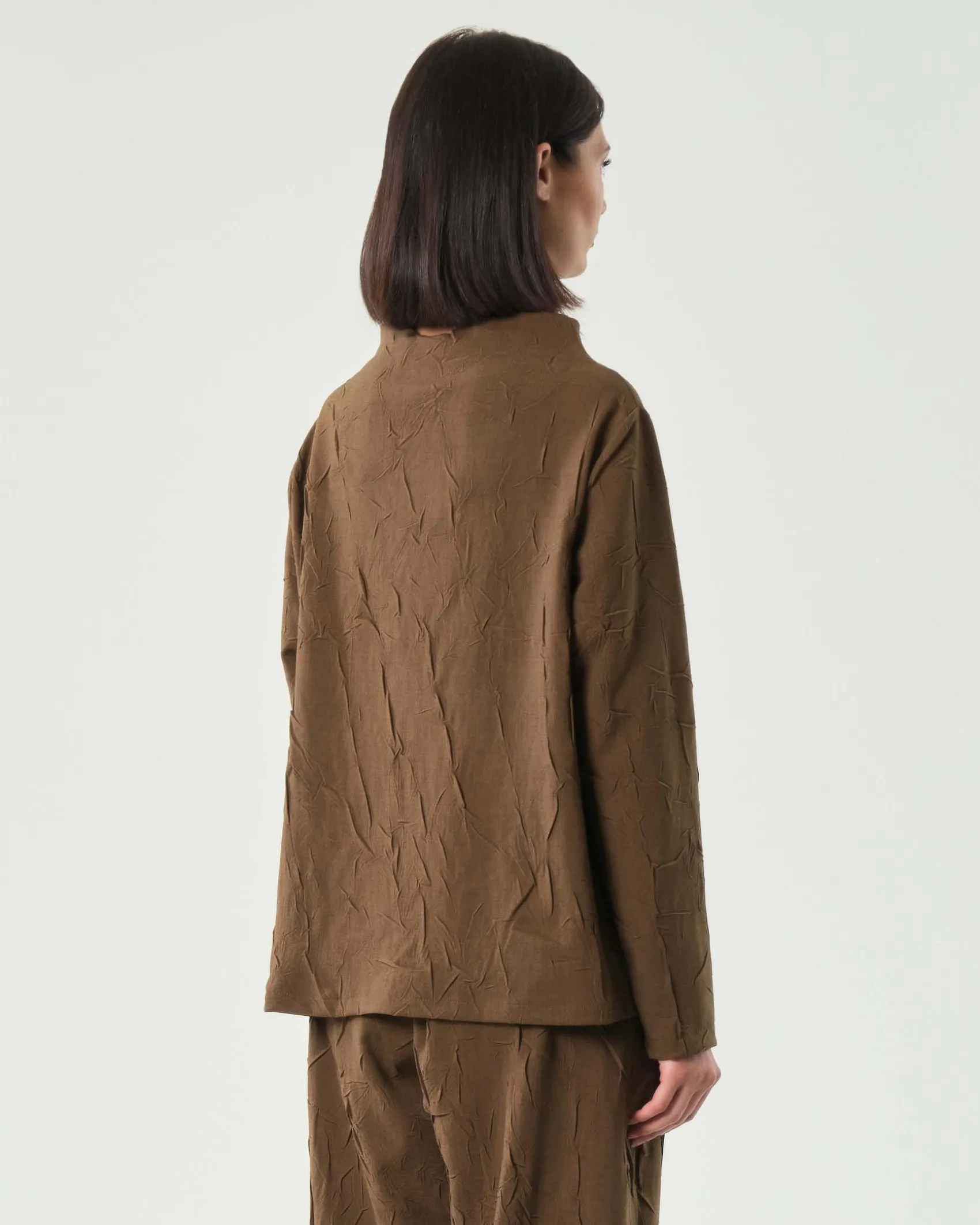 Blusa color noce Jurerê in misto ramiè effetto froissè con collo in piedi a cratere