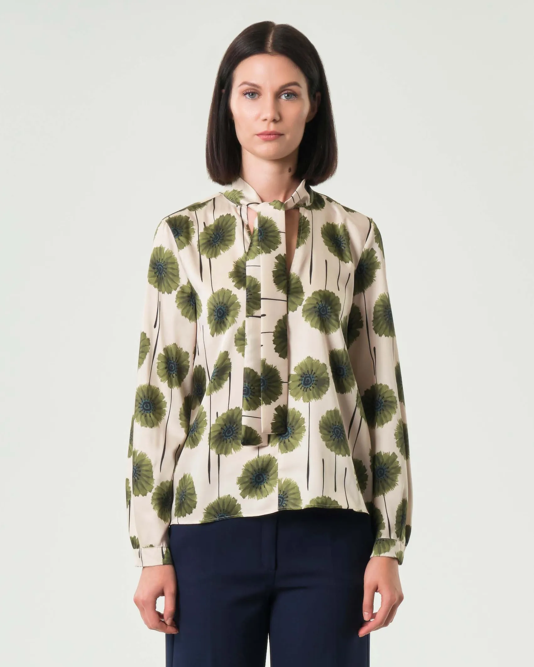 Blusa in twill avorio Emme Marella a fantasia fiori verdi con fusciacca al collo