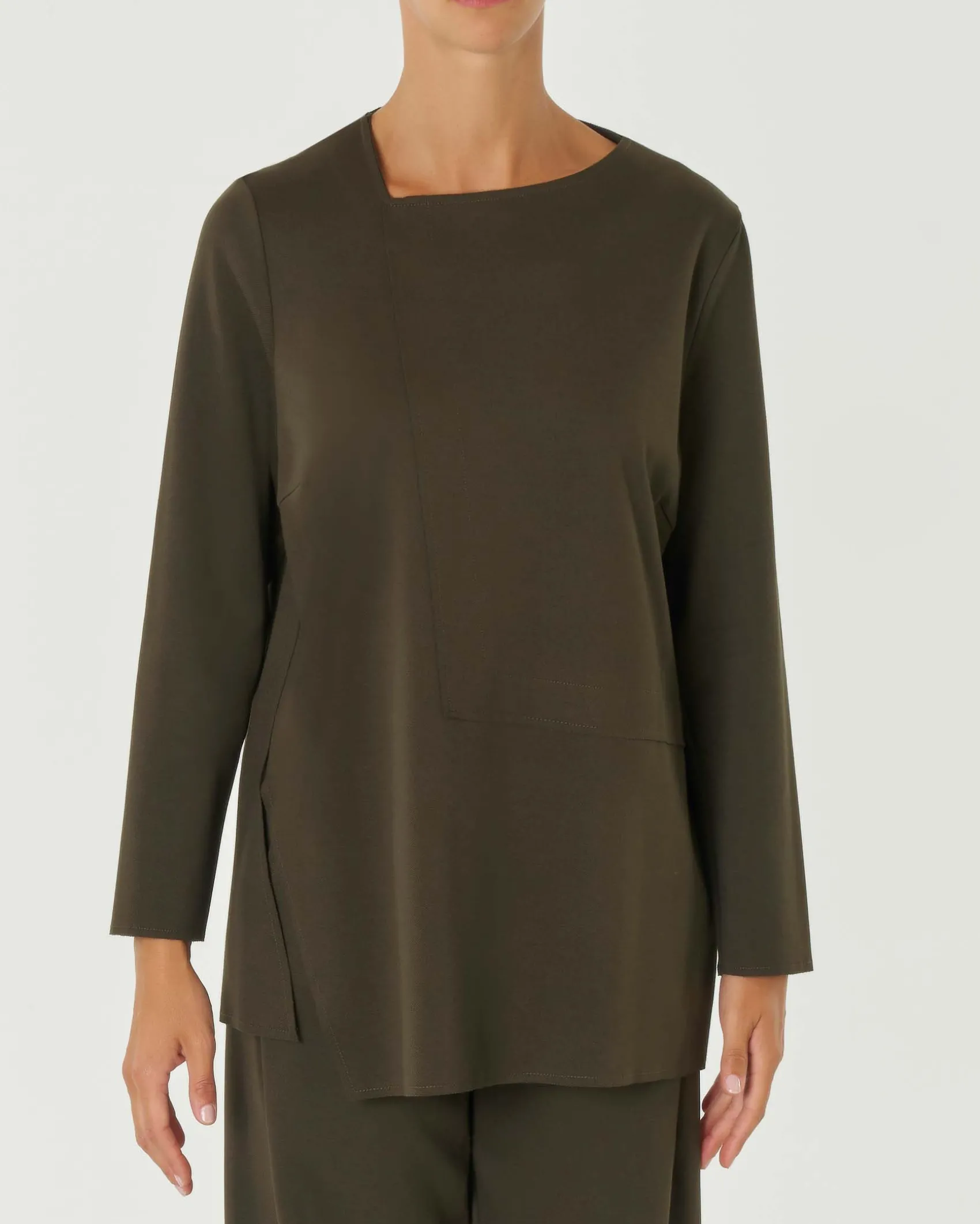 Blusa verde militare in tricotina di misto viscosa con scollo asimmetrico e motivo a taglio a vivo con spacchi laterali