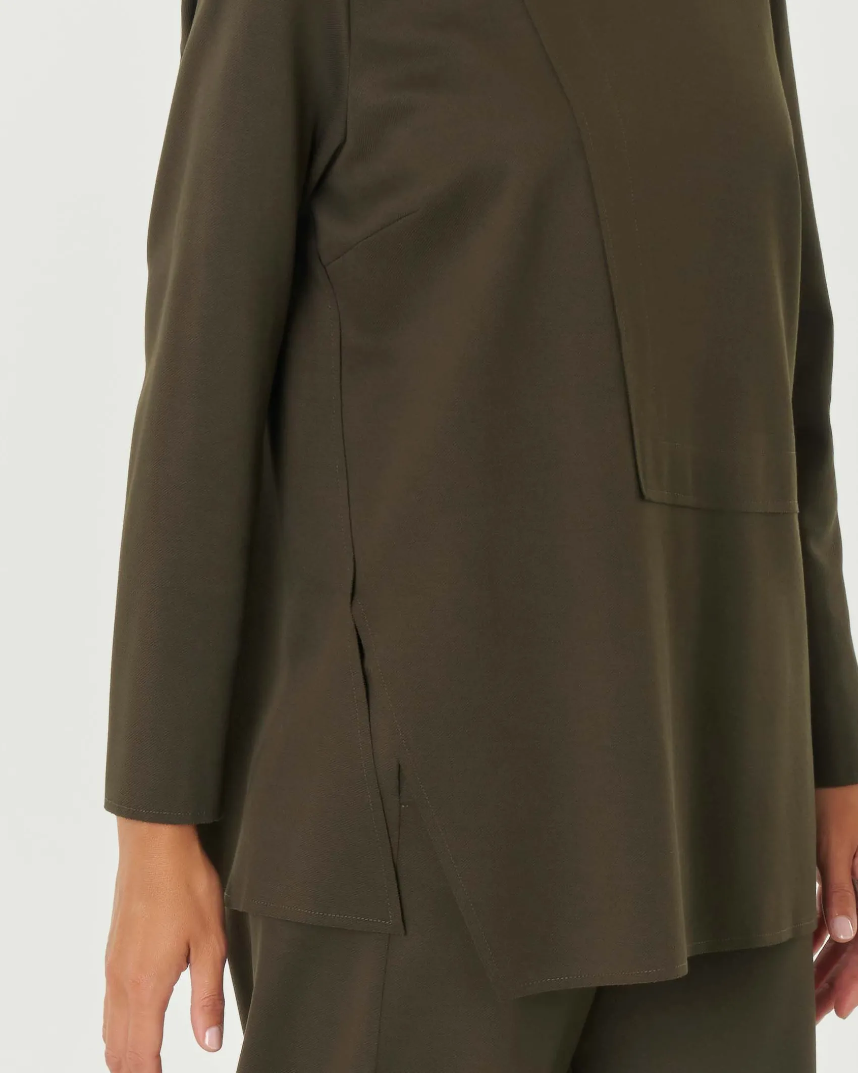 Blusa verde militare in tricotina di misto viscosa con scollo asimmetrico e motivo a taglio a vivo con spacchi laterali